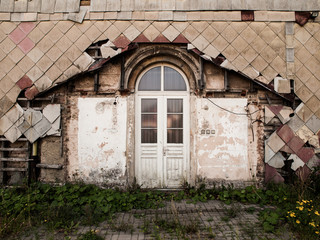 Fototapeta na wymiar Entrance door to the old ruined building