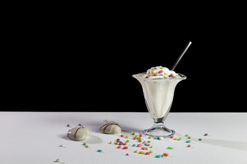 натюрморт с мороженым и пряниками