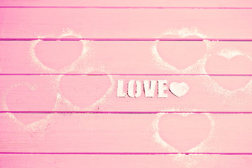 love Schriftzug auf rosa Holz