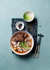 Nudelsuppe mit Tofu, Shiitake (Asien) © Yevgeniya Shal