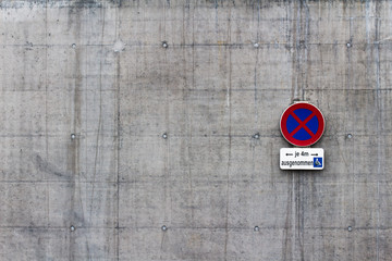 Betonwand mit Parkverbot, Hintergrund