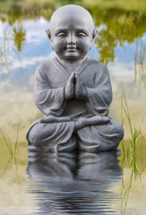 statue de bouddha au milieu de l'eau