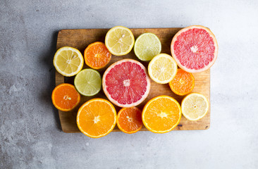 Przekrojone owoce na drewnianej desce