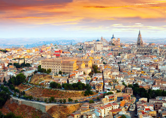 Fototapeta na wymiar view of Toledo from hill in dawn