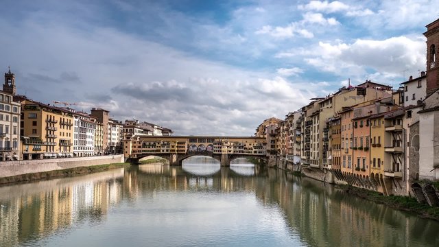 Time-Lapse di Ponte Vecchio e del fiume Arno a Firenze