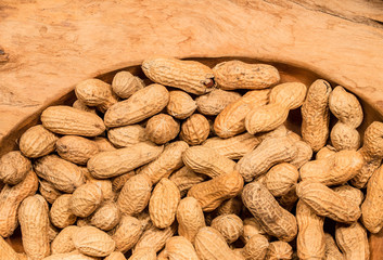 Erdnüsse in einer Holzschale