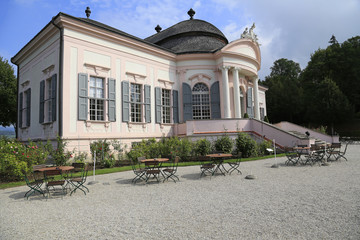 Naklejka premium Pavillon mit Café und Terrasse im Barockgarten von Kloster Stift Melk in der Wachau, Österreich