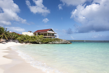 Kuba, Karibik, Maria La Gorda: Wunderschöner kubanischer Strand im Norden der Insel - Meer, Haus, Palme, weißer Strand, blauer Himmel, Wolken
