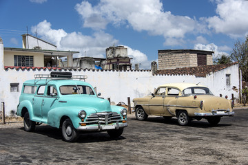 Kuba, Santa Clara: Zwei US-amerikanische Oldtimer parken im Zentrum der kubanischen Stadt