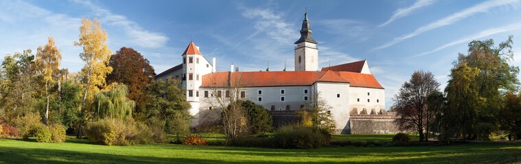 Fototapeta na wymiar Panorama of Telc or Teltsch town castle or chateau