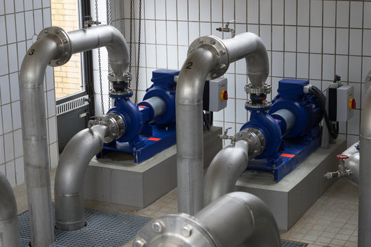 Pumpen mit Rohrleitungen