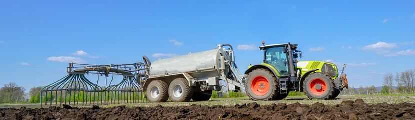 Fototapeta premium Güllefaß mit Schleppschlauchtechnik, Banner