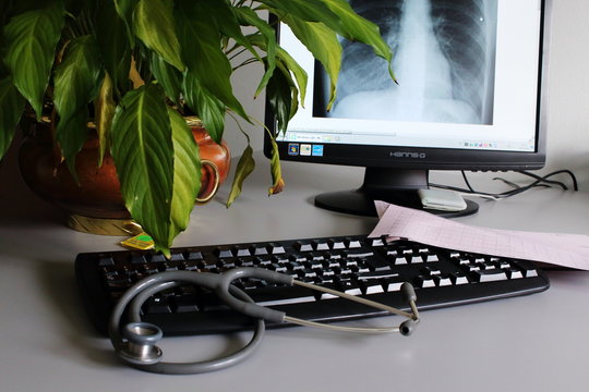 postazione medica con fonendoscopio, elettrocardiogramma e radiologia del torace