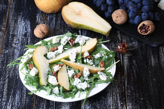 arugula pear salad blue cheese walnut