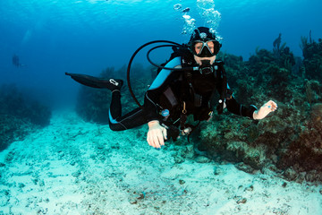 Plongée sous marine femelle sur un récif