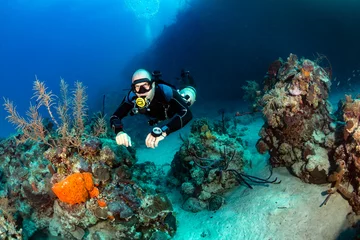 Abwaschbare Fototapete Tauchen Sidemount-Tauchen an einem Korallenriff