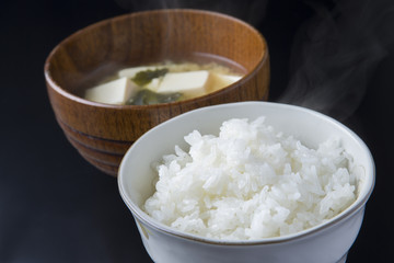 ご飯と味噌汁　黒背景