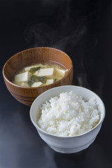 ご飯と味噌汁　黒背景