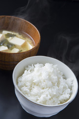 ご飯と味噌汁　黒背景