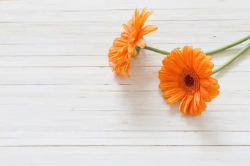 Foto op Plexiglas Gerbera gerbera bloemen op de houten tafel