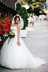 Naklejka premium Beautiful bride posing in her wedding day