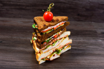 Clubsandwiches freshly prepared on a wooden cutting Board
