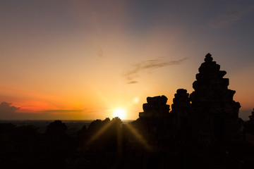 Obraz premium Sunset from the top of Phnom Bakheng temple, Siem Reap, Cambodia