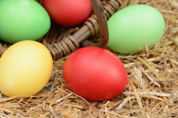 Ostereierkorb  im Stroh