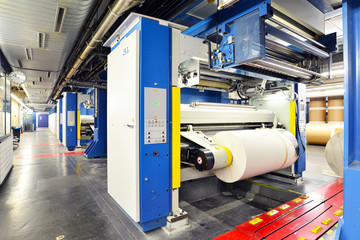 Rollenoffsetdruck - Druckmaschine zur Herstellung von Zeitungen in einer Druckerei // printing...