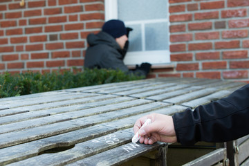 diebe machen gaunerzinken vor dem einbruch