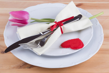 Herz auf dem Teller mit Messer und Gabel