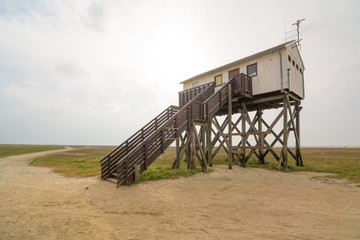 Pfahlbau am Strand von St Peter Ording Böhl, Nordsee