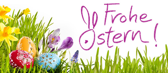 Frohe Ostern Hintergrund mit Ostereier und Narzissen, Krokus und Osterblumen für Banner oder Grußkarte.