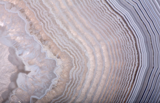 waves in light agate structure