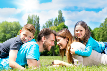 familie auf der wiese