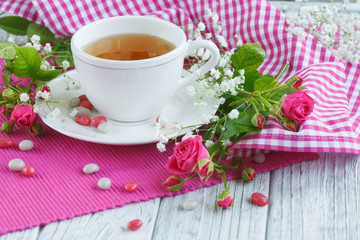 Obraz na płótnie Canvas Cup of tea and roses