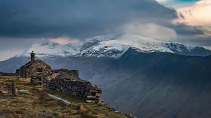 View across the pass to the slopes of Snowdon in evening light from the top of the Dinorwig slate quarries, Llanberis, Snowdonia, Cymru, Wales, UK. - obrazy, fototapety, plakaty