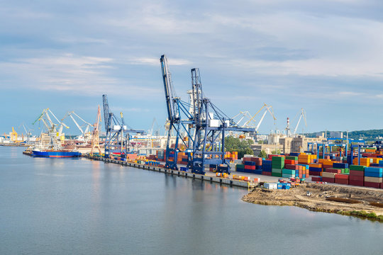 Fototapeta Deepwater Container Terminal in Gdansk