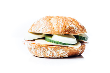 Vollkorn Sandwich mit Käse, Schinken, Gurke, Ei, Freisteller au