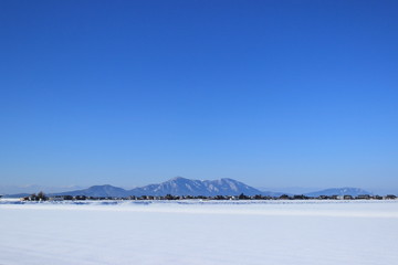 冬の越後平野と青空