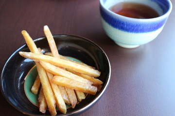 芋けんぴとほうじ茶