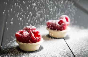 Foto auf Acrylglas Dessert leckere Desserttörtchen mit frischen Himbeeren