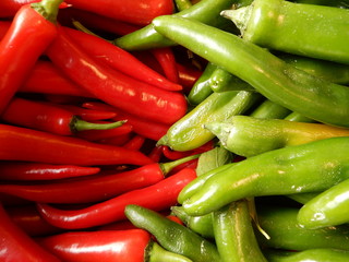 rote und grüne Peperoni 