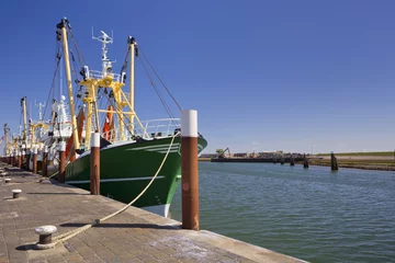 Foto auf Acrylglas Trawlers in the harbour of Oudeschild, Texel, The Netherlands © sara_winter