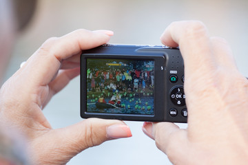 Digitalkamera in den H&auml;nden