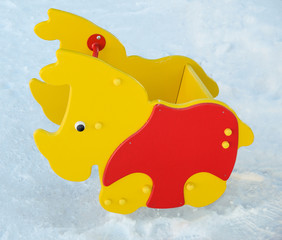 Детские качели на снегу (бегемотик)