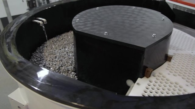 Vibratory finishing machine for deburring parts