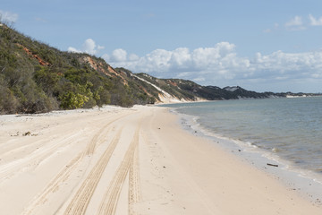 Playa de arena blanca en la costa australiana de Queensland. 