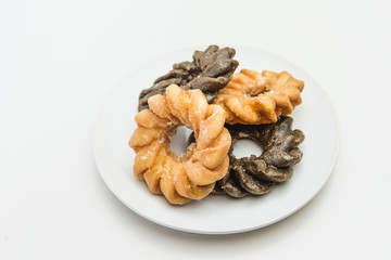 白皿に盛ったドーナッツ