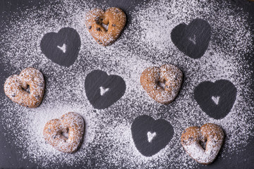 biscotti a forma di cuore con zucchero a velo